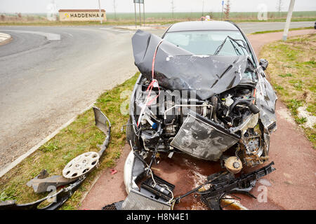 Une voiture très endommagée à la suite d'un accident en Cuddington, Oxfordshire Banque D'Images