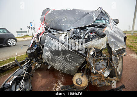 Une voiture très endommagée à la suite d'un accident en Cuddington, Oxfordshire Banque D'Images