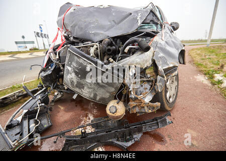 Une voiture très endommagée à la suite d'un accident en Cuddington, Oxfordshire Banque D'Images