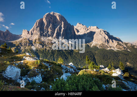 Soleil nocturne sur Tofana di Rozes, Dolomite montagnes près de Cortina d'Ampezzo, Vénétie, Italie Banque D'Images