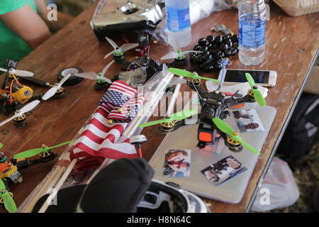 Mondes 2016 drone. La course de drone tenue le Koaloa ranch, O'hau island, Hawaii. Sur la photo : réparation Quad Banque D'Images