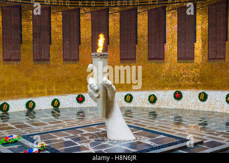 Volgograd, Russie - Novembre 2,2016. La flamme éternelle dans le hall de gloire militaire sur Mamaïev Kourgan, Banque D'Images