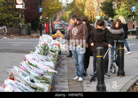 Les membres du public déposer des fleurs sur les lieux de l'accident de tramway de la semaine dernière dans la région de Croydon, dans le sud de Londres UK Banque D'Images