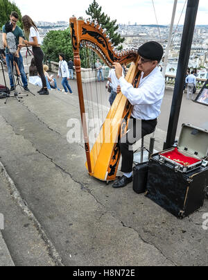Harmoniciste sur les marches en face du Sacré Cœur à Paris, France Banque D'Images