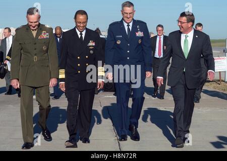 Joint Chiefs of Staff Président Joseph Dunford (à gauche), l'amiral Cecil D. Haney, général de l'Armée de l'Air John Hyten, et secrétaire américain à la défense, Ashton Carter participer dans le commandement stratégique cérémonie de passation de commandement à l'Offutt Air Force Base, le 3 novembre 2016 à Omaha, Nebraska. Banque D'Images