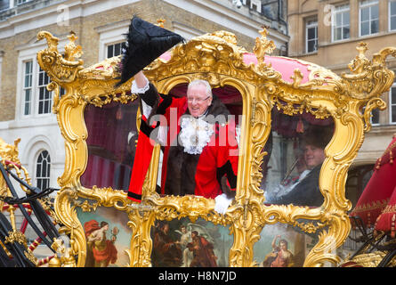 Lord Mayor, le Dr Andrew Parmley salue la foule lors de l'émission du Lord-maire à l'extérieur de l'hôtel particulier.Il est le 689th Maire Banque D'Images