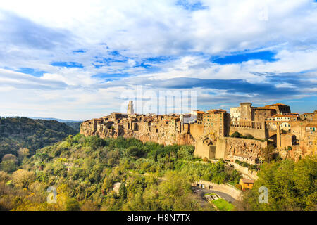 Toscane Pitigliano, village médiéval sur tuff rocky hill. Paysage panoramique photographie haute résolution. L'Italie, l'Europe. Banque D'Images