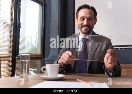 Cheerful businessman holding a réussi le comprimé Banque D'Images