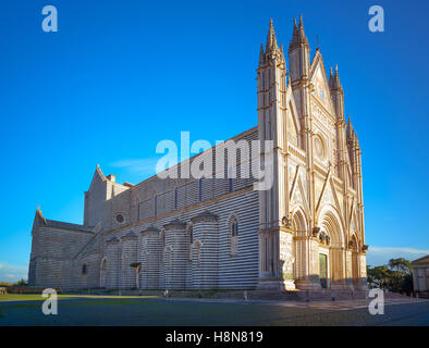 L'église cathédrale médiévale d'Orvieto vue sur le coucher du soleil. L'Ombrie, Italie, Europe. Banque D'Images