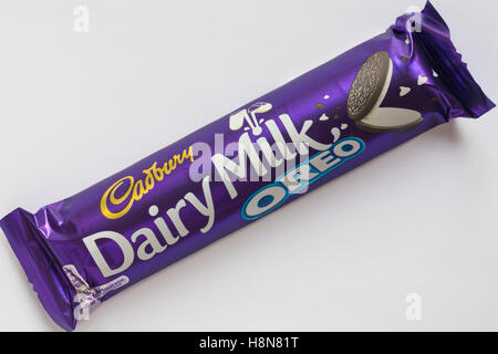 Bar de Cadbury Dairy Milk Chocolate Oreo bar situé sur fond blanc Banque D'Images