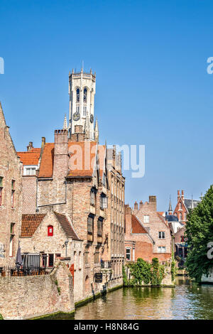 Beffroi de Bruges, derrière les bâtiments tours Bruges Belgique Banque D'Images