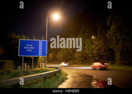 Voitures sur autoroute sur glisser dans la nuit sur la M2 Newtownabbey Irlande du Nord uk Banque D'Images