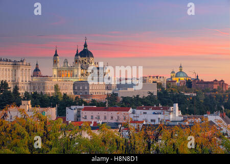 Droit de Madrid Skyline avec Santa Maria la Real de la cathédrale Almudena et le Palais Royal pendant le coucher du soleil. Banque D'Images