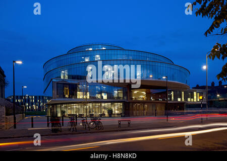 La Blavatnik School of Government de nuit, Oxford, Angleterre Banque D'Images