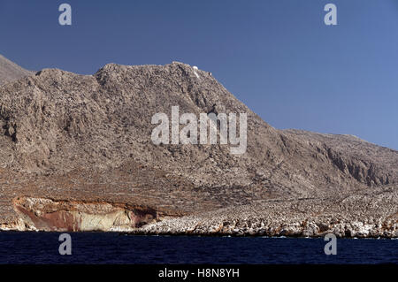 Et à distance de montagne sauvage de l'île de Chalki de la mer près de Rhodes, Dodécanèse, Grèce. Banque D'Images