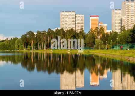 Chambre reflète dans le lac au coucher du soleil la lumière dans le district de Zelenograd Moscou, Russie Banque D'Images