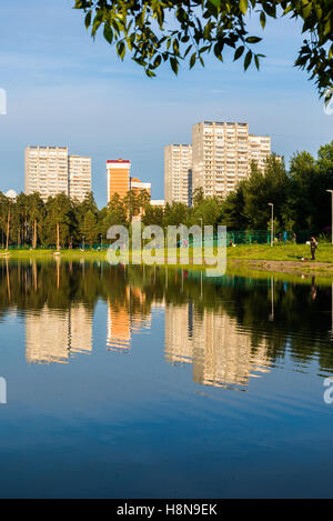 Chambre reflète dans le lac au coucher du soleil la lumière dans le district de Zelenograd Moscou, Russie Banque D'Images