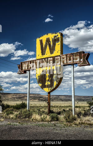 Vintage Whiting Bros. signe au-dessus d'une station de gaz retiré sur l'historique Route 66 au Nouveau Mexique. Banque D'Images