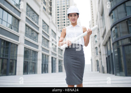 Portrait de femmes chinoises à l'extérieur avec le plan directeur de l'architecte Banque D'Images