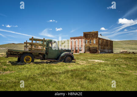 Carcasse de voiture et de vieux bâtiments dans la ville fantôme de Bodie, en Californie. Bodie est un parc d'état historique d'une ruée vers l'or dans le Bodie H Banque D'Images