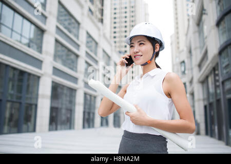 Chinese female architect talking on cell phone Banque D'Images