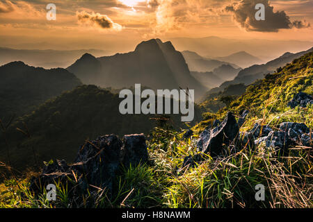 Raylight coucher du soleil Paysage à Doi Luang Chiang Dao, haute montagne dans la province de Chiang Mai, Thaïlande Banque D'Images