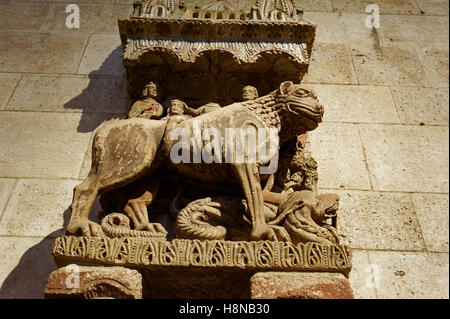 Un 13e siècle sculpture d'un lion piétinant un dragon se trouvait autrefois sur l'extérieur de l'église de San Leonardo à Zamora, Espagne. Banque D'Images