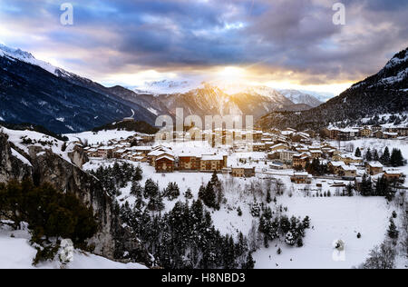 Vue d'Aussois village au coucher du soleil, France Banque D'Images