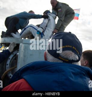 La Station spatiale internationale de la NASA, membre de l'équipage Expédition 49 Takuya Onishi de l'Agence japonaise d'exploration aérospatiale a aidé à sortir de l'engin spatial Soyouz MS-01 après l'atterrissage dans une région éloignée, le 30 octobre 2016 près de Zhezkazgan, au Kazakhstan. Kate l'astronaute de la NASA et Rubin Anatoly Ivanishin de Roscosmos étaient également à bord de la fusée. Banque D'Images