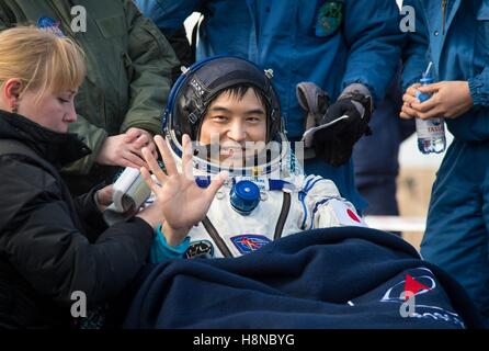 La Station spatiale internationale de la NASA, membre de l'équipage Expédition 49 astronaute japonais Takuya Onishi de l'Agence japonaise d'exploration aérospatiale est traitée par une infirmière russe après l'atterrissage de Soyouz MS-01 spacraft dans un endroit éloigné avec le cosmonaute russe Anatoly Ivanishin de Roskosmos et Kate astronaute Rubins 30 octobre 2016 à Zhezkazgan, au Kazakhstan. Banque D'Images