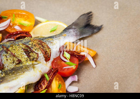 La brème de mer entières de poissons et de légumes ingrédients, prête à cuire Banque D'Images