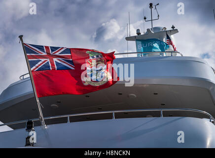 Îles Caïmans Red Ensign sur un superyacht de luxe Banque D'Images