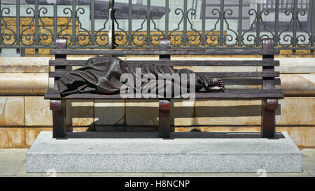 Sans-abri "bronze statue de Jésus par le sculpteur canadien Timothy Schmalz en face de la cathédrale de Madrid Banque D'Images