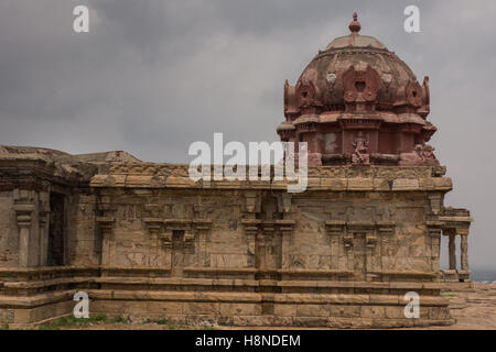 Aile avec Vimanam au temple abandonné de Dindigul dans. Banque D'Images