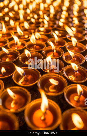 Bougies dans Temple de Swayambhunath à Katmandou, Népal Banque D'Images