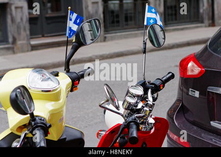 Scooter avec deux drapeaux du Québec Banque D'Images