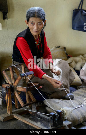 Le Népal Katmandou, Lalitpur, camp de réfugiés tibétains Jawalakhel, fabrique de tapis JHC Jawalakhel Centre d'artisanat, les femmes tibétaines filer la laine pour les tapis pour la génération de revenus / Fluechtlinge Fluechtlingslager tibetische, tibetisches Jawalakhel, Teppichfabrik SOCIÉTÉ Centre d'Artisanat de Jawalakhel, tibetische Frauen die spinnen Wolle Banque D'Images