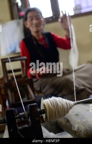 Le Népal Katmandou, Lalitpur, camp de réfugiés tibétains Jawalakhel, fabrique de tapis JHC Jawalakhel Centre d'artisanat, les femmes tibétaines filer la laine pour les tapis pour la génération de revenus / Fluechtlinge Fluechtlingslager tibetische, tibetisches Jawalakhel, Teppichfabrik SOCIÉTÉ Centre d'Artisanat de Jawalakhel, tibetische Frauen die spinnen Wolle Banque D'Images