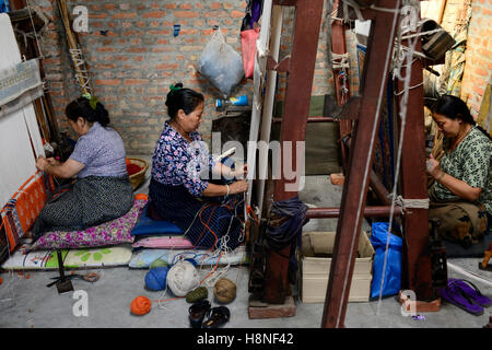 NÉPAL Katmandou, Lalitpur, camp de réfugiés tibétains Jawalakhel, usine de tapis JHC Jawalakhel Handicraft Center, femmes tibétaines réfugiées nouent des tapis au métier à tisser pour générer des revenus Banque D'Images