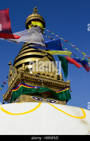 Le Népal Katmandou, Swayambhu stupa bouddhiste et les drapeaux de prières Banque D'Images