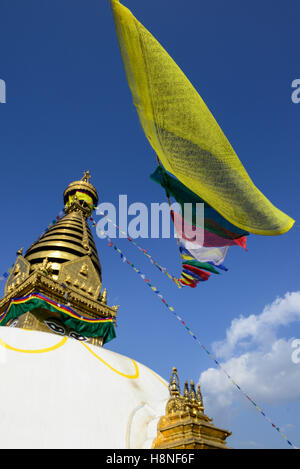 Le Népal Katmandou, Swayambhu stupa bouddhiste et les drapeaux de prières Banque D'Images