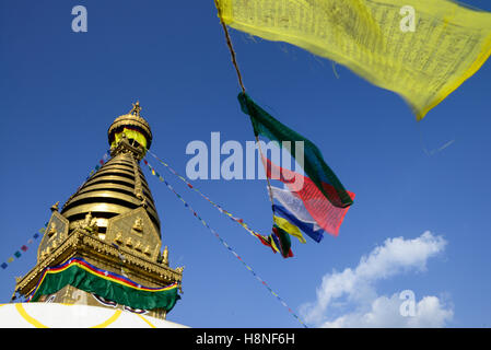 Le Népal Katmandou, Swayambhu stupa bouddhiste et les drapeaux de prières Banque D'Images