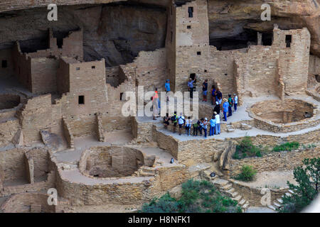 Un garde forestier du parc s'adresse à un groupe de touristes à la falaise Palace dans le Parc National de Mesa Verde, Colorado USA Banque D'Images