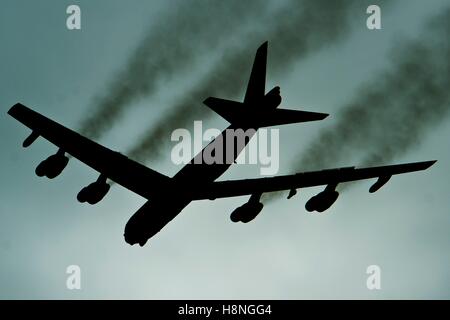 Un B-52H Stratofortress bombardier stratégique survole Minot Air Force Base au cours de l'effort global Thunder 17 Octobre 30, 2016 à Minot, Dakota du Nord. Banque D'Images