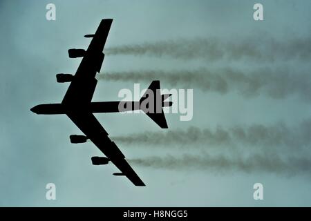 Un B-52H Stratofortress bombardier stratégique survole Minot Air Force Base au cours de l'effort global Thunder 17 Octobre 30, 2016 à Minot, Dakota du Nord. Banque D'Images