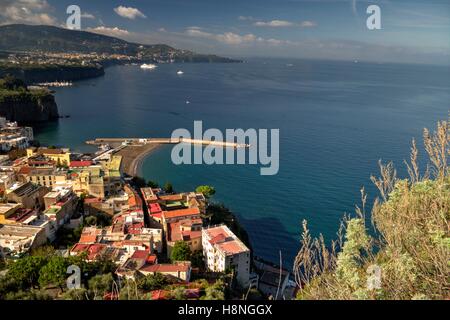 La baie de Sorrente, Italie avec Meta en premier plan Banque D'Images