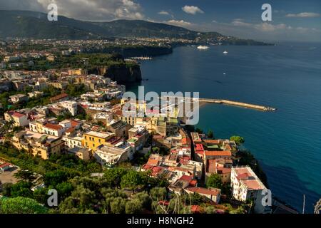 La baie de Sorrente, Italie avec Meta en premier plan Banque D'Images