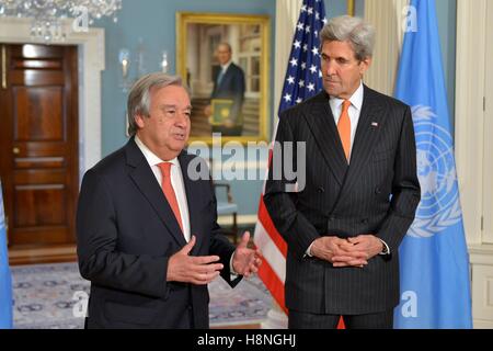 Le secrétaire d'Etat John Kerry et le Secrétaire général des Nations Unies désigné Antonio Guterres reporters adresse au département d'État des États-Unis le 4 novembre 2016 à Washington, DC. Banque D'Images