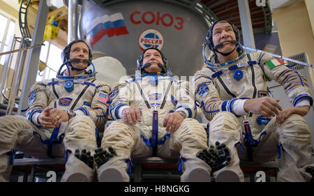 La Station spatiale internationale de la NASA 50 membres d'équipage de l'expédition de sauvegarde de l'astronaute américain Jack Fischer (à gauche), le cosmonaute russe Fyodor Yurchikhin, et l'Italien Paolo Nespoli de l'Agence spatiale européenne réponse appuyez questions avant leurs examens de qualification Soyouz au Centre d'entraînement des cosmonautes Gagarine le 24 octobre 2016 à la Cité des étoiles, en Russie. Banque D'Images