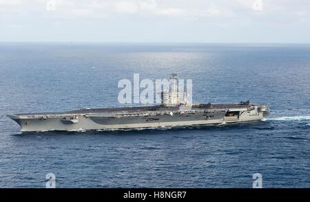 La marine américaine de classe Nimitz porte-avions USS Nimitz cuit en cours pendant l'exercice de l'unité de formation composite au large de la côte sud de la Californie le 31 octobre 2016 dans l'océan Pacifique. Banque D'Images